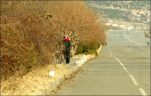 오는 24일 평양에서 열리는 오마이뉴스 주최 '평양-남포 통일마라톤대회' 코스. 평양에서 21킬로미터 거리에 있는 남포 바깥차선. 반환점 위치 고려시 길가의 풍경을 함께 잡을 수 있는 장점이 있다.
 